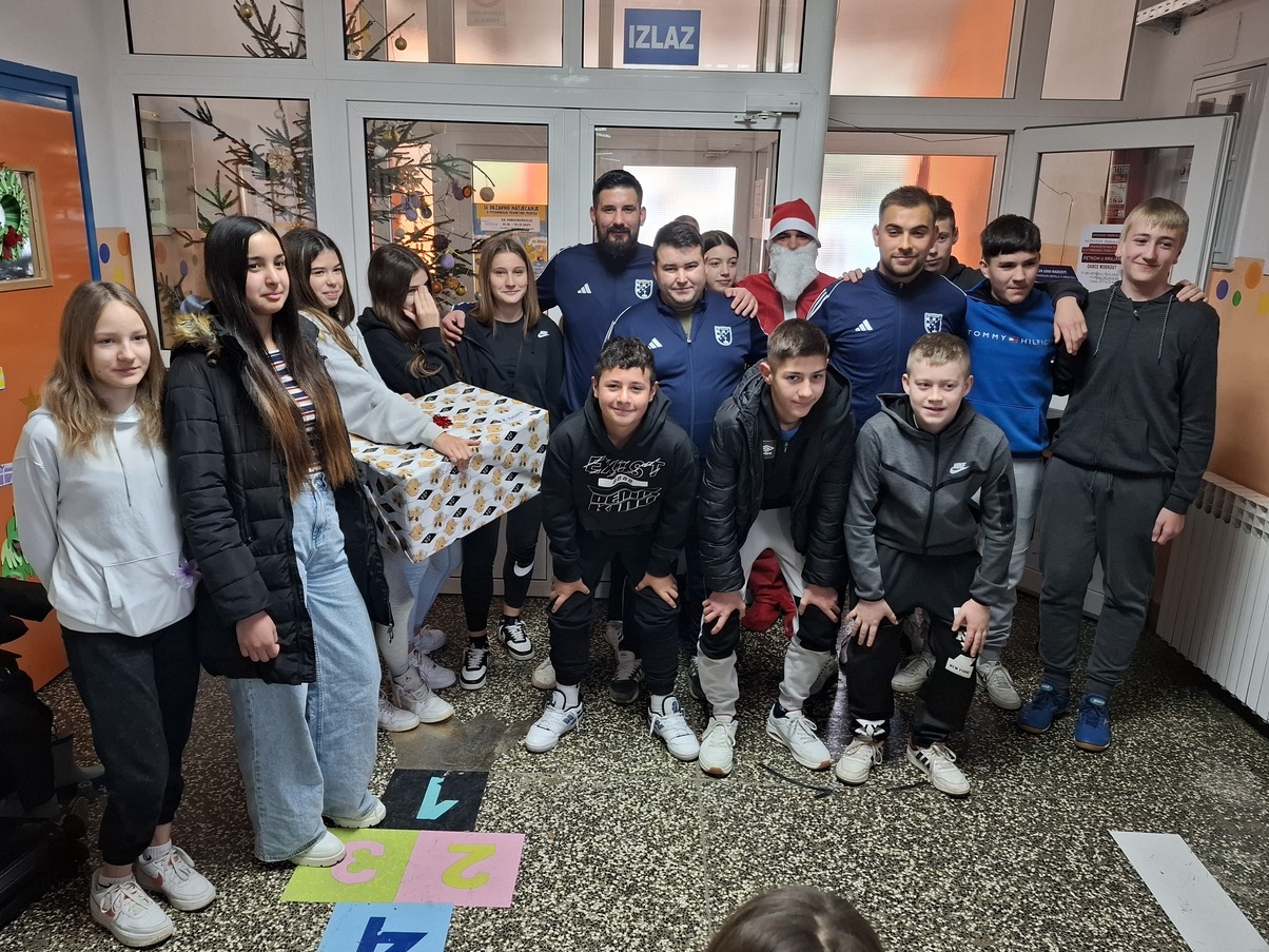 Pročitajte više o članku Članovi NK Krnjak iznenadili djecu u školi i vrtiću